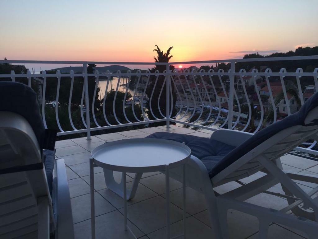 Apartment In Maslinica 70M From The Sea Exterior foto